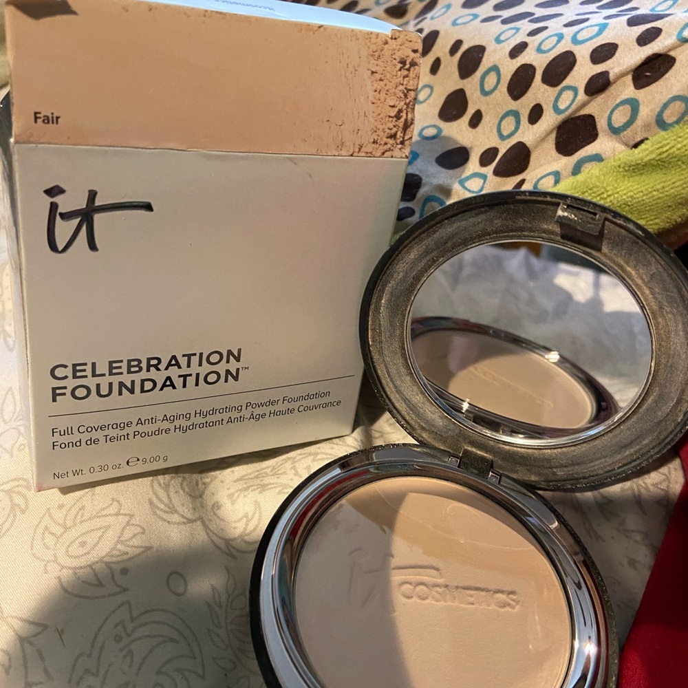 IT Cosmetics Black and Cream Celebration Foundation In Fair - Picture 7 of 9